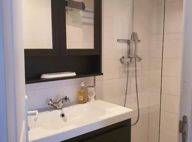 Traverse Du Vieux Chateau * 芒通